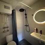 Freshly Renovated Bathroom! Luna Budget Cozy Juhkentali 42 Near Centre Airport Next To The Bus Station Appartement