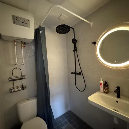 Freshly Renovated Bathroom! Luna Budget Cozy Juhkentali 42 Near Centre Airport Next To The Bus Station Apartmán